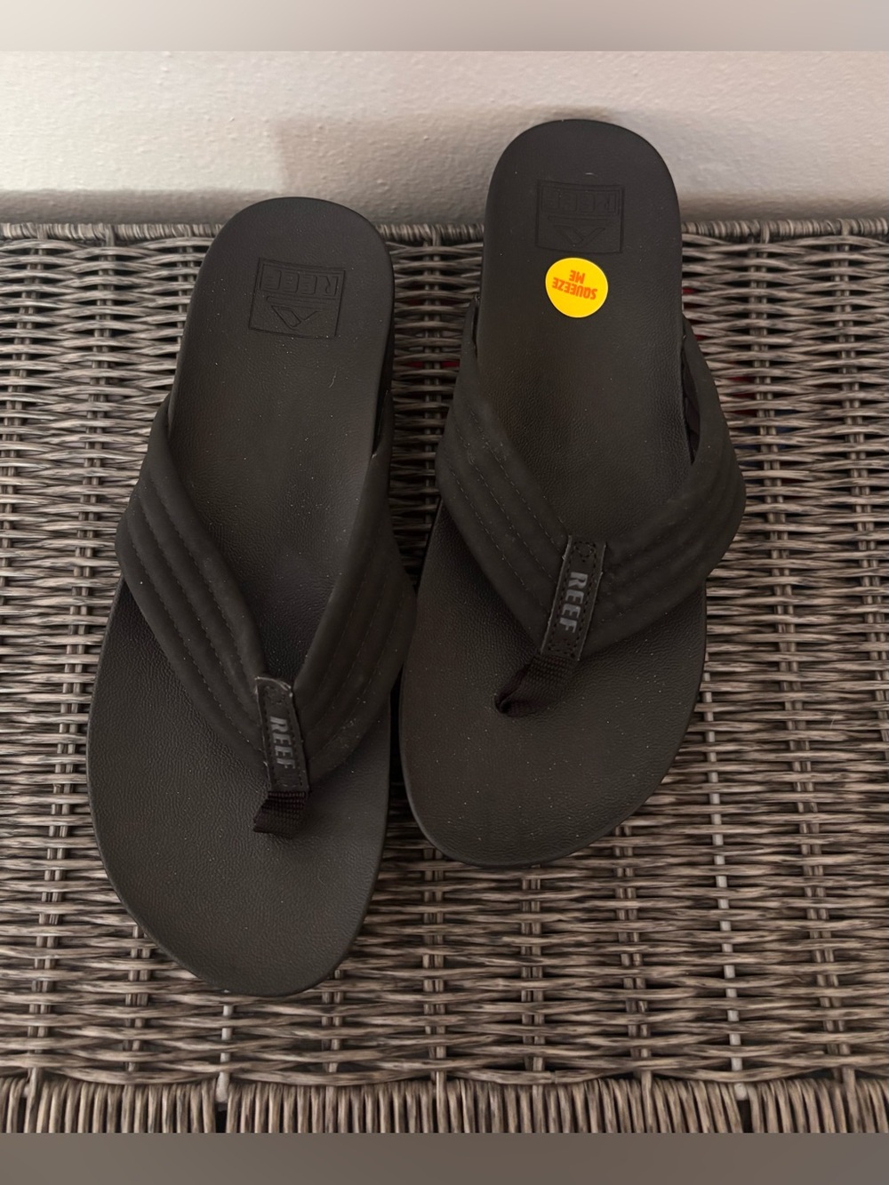 Reef Women’s  Black Thong Sandals with Cushioned Footbed size 7.5